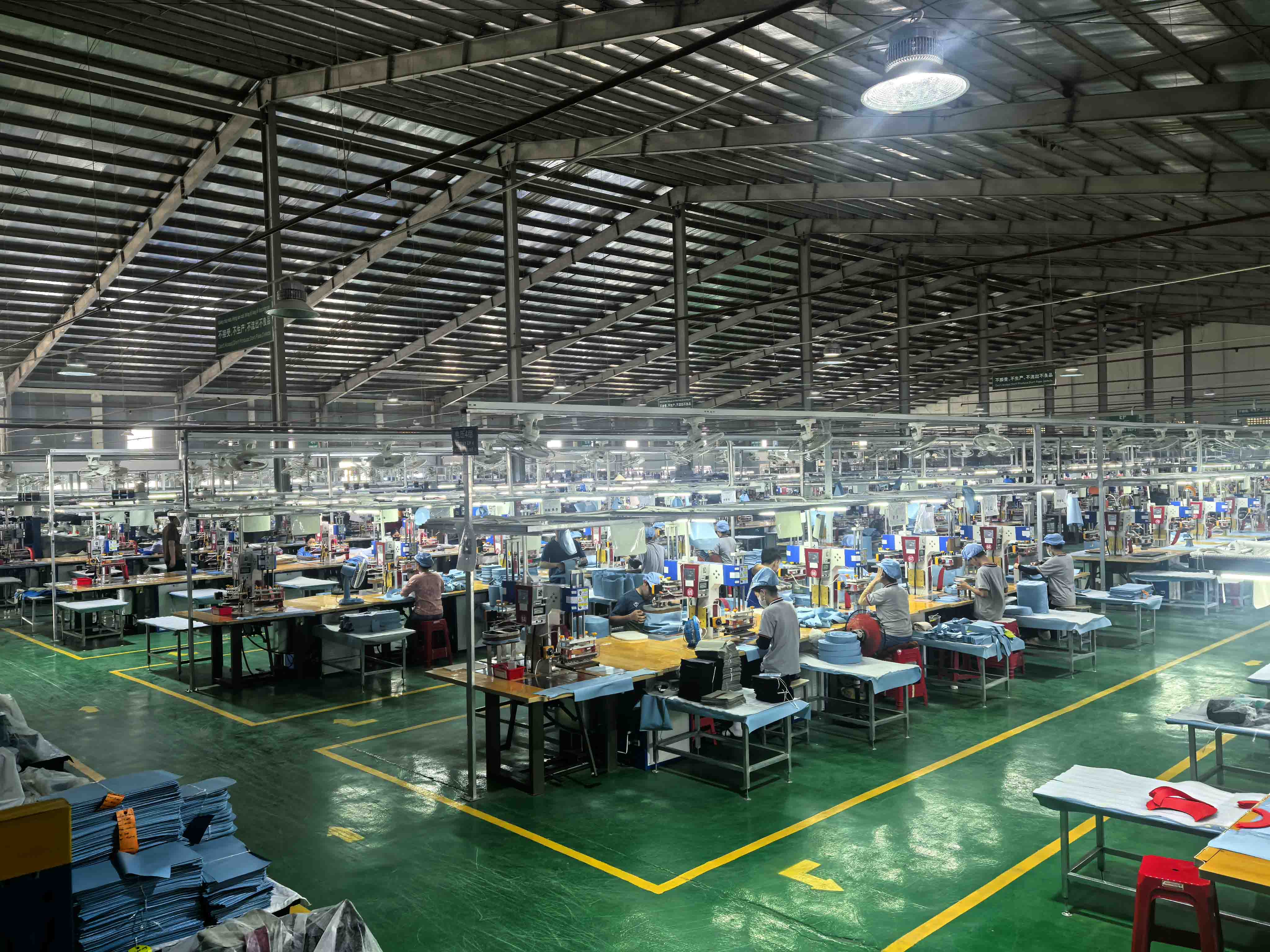 Wietnamska fabryka miękkich lodówek: Linia produkcyjna miasta Ho Chi Minh firmy Sealock Wietnamska fabryka miękkich lodówek: Linia produkcyjna miasta Ho Chi Minh firmy Sealock
